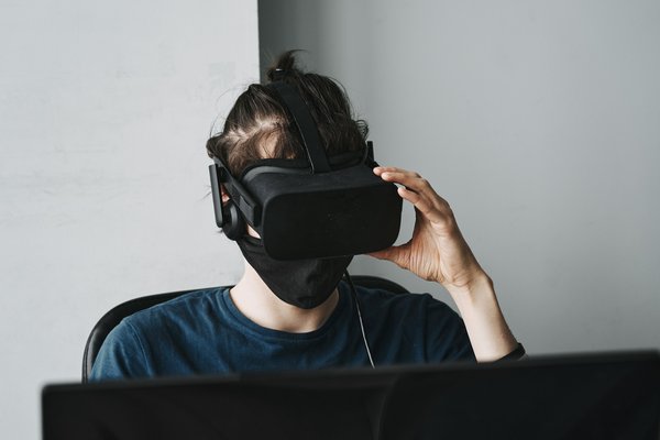 Quels sont les avantages de l'utilisation des technologies de réalité virtuelle pour les simulations médicales?
