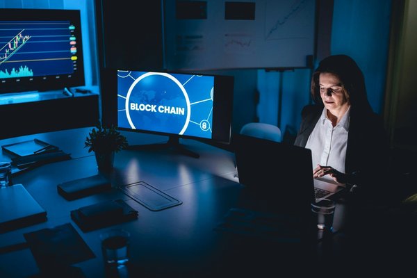 Quels sont les avantages de l'utilisation des technologies de blockchain pour la gestion des contrats?