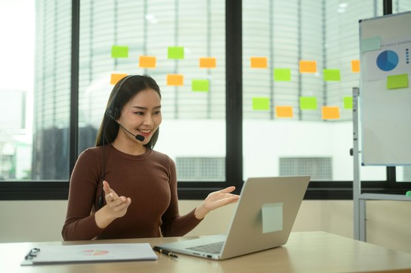 Comment les entreprises de services de traduction peuvent-elles utiliser le marketing digital pour attirer des clients internationaux?